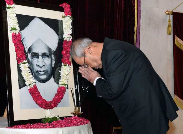 president of india pays homage to shri pranab mukherjee on his birth anniversary 1 e1607742282438