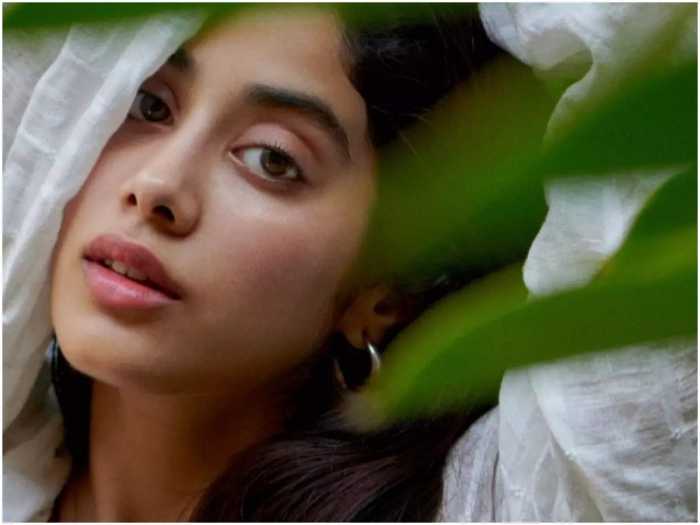 Janhvi Kapoor looks like a breathtaking vision