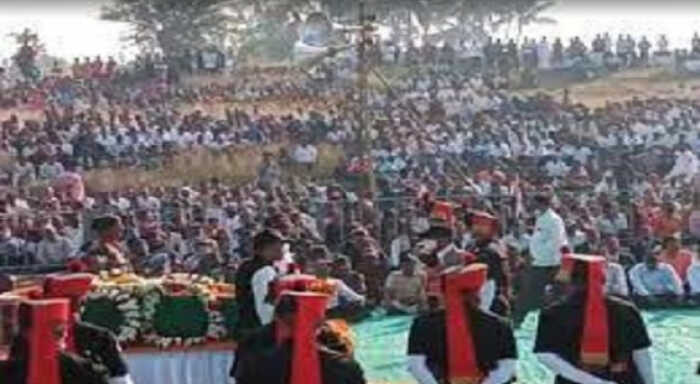 last rights performs on martyr romit chavan at his native place shigaon village