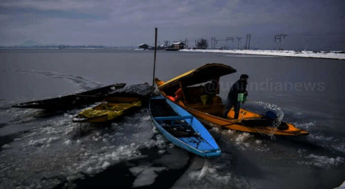 snow sinks six houseboats in kashmir
