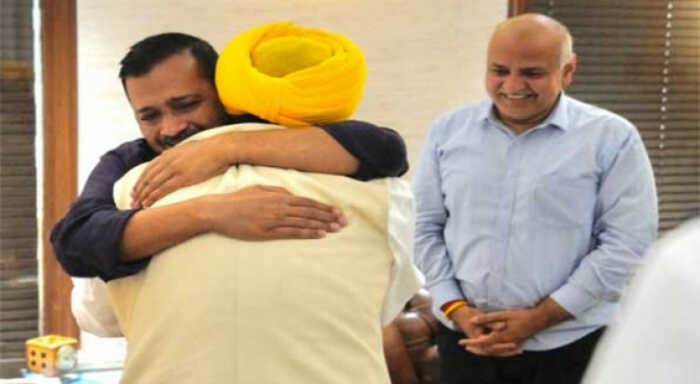 bhagwant mann meets arvind kejriwal invites him to his swearing in ceremony