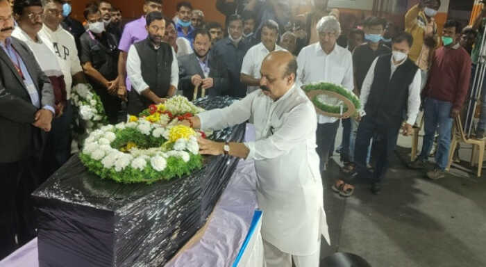 ktaka village bids tearful adieu to naveen cm at final rites