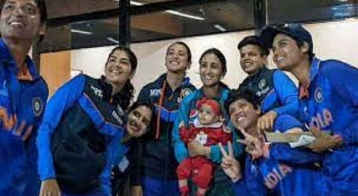 team india pose with bismah maroofs daughter