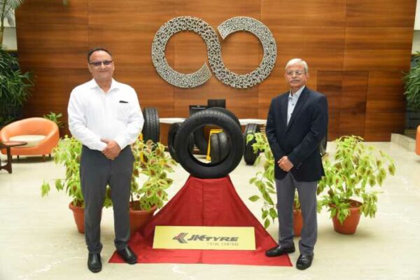 Right to Left Dr R MukhopadhyayDirector RD and Mr. Vipin BasanHea Right to Left Dr R MukhopadhyayDirector RD and Mr. Vipin BasanHea
