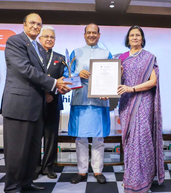 Dr. Rahupati Singhania receiving the Lifetime Achive