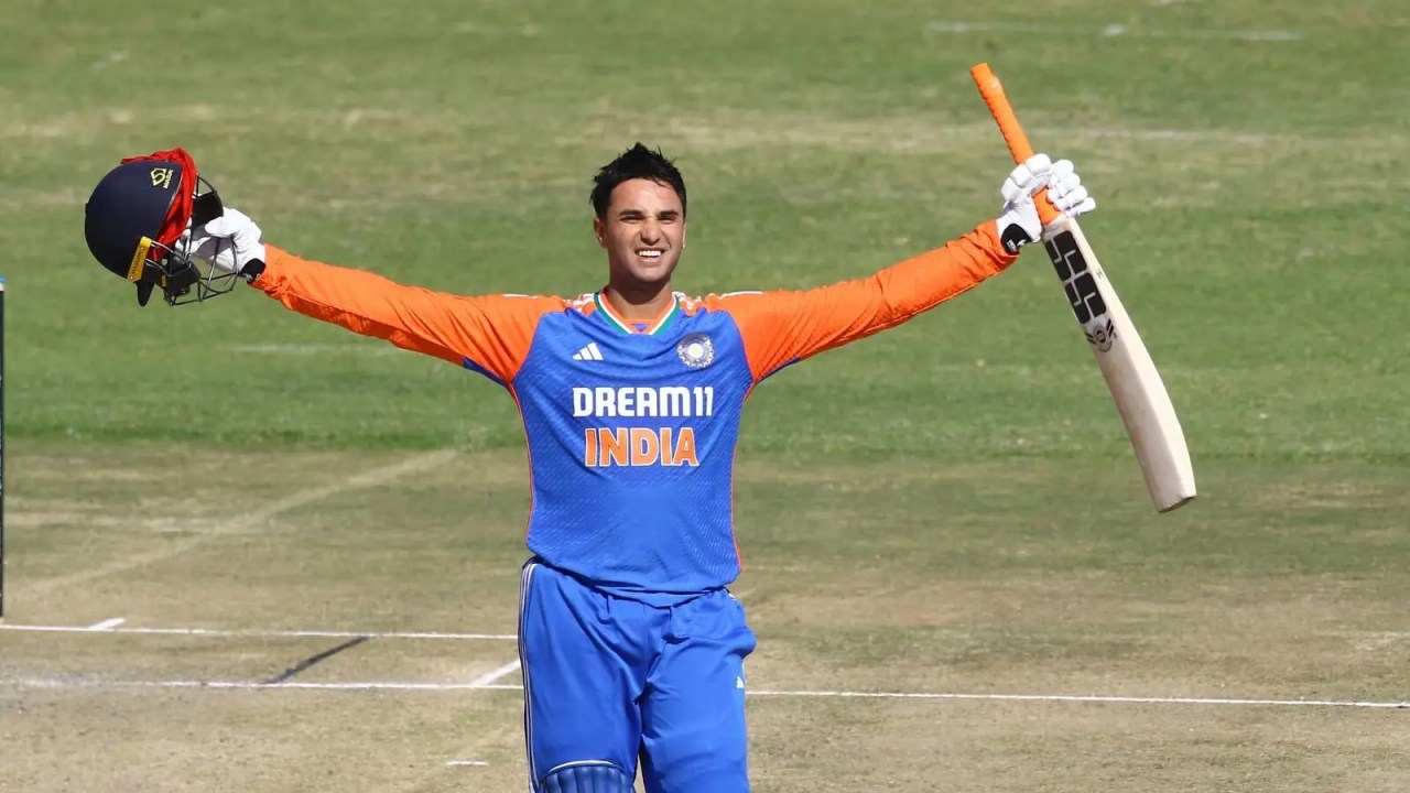 Abhishek Sharma Creates a Storm Ahead of IPL 2025, Shatters Glass During Practice at Hyderabad Stadium
