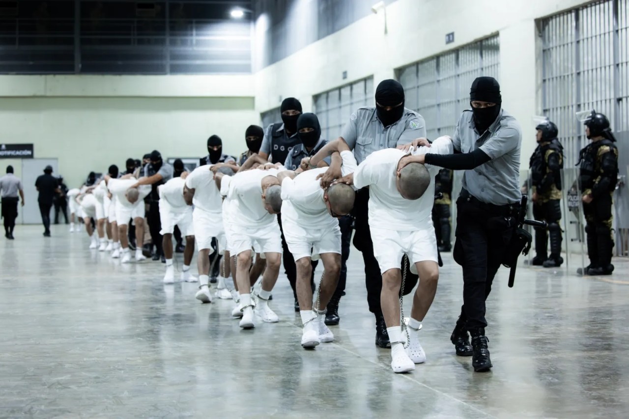 U.S. Defies Court Order, Deports Hundreds of Venezuelan Gang Members to El Salvador