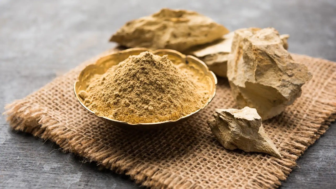 Revive Your Hair Naturally with Multani Mitti: Deep Scalp Cleanse and Dandruff Control Made Easy