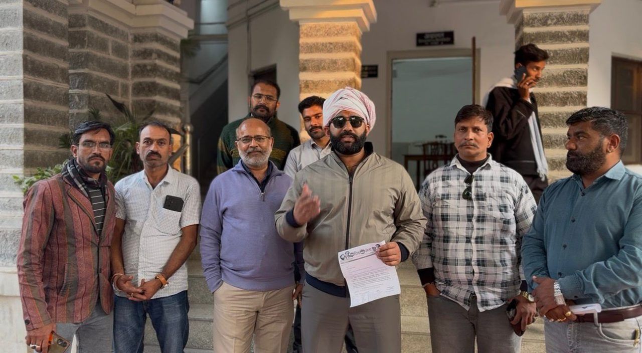 Shiv Sena Submits Memorandum Against Illegal Goods Transport in Buses; One Vehicle Seized | Udaipur Kiran