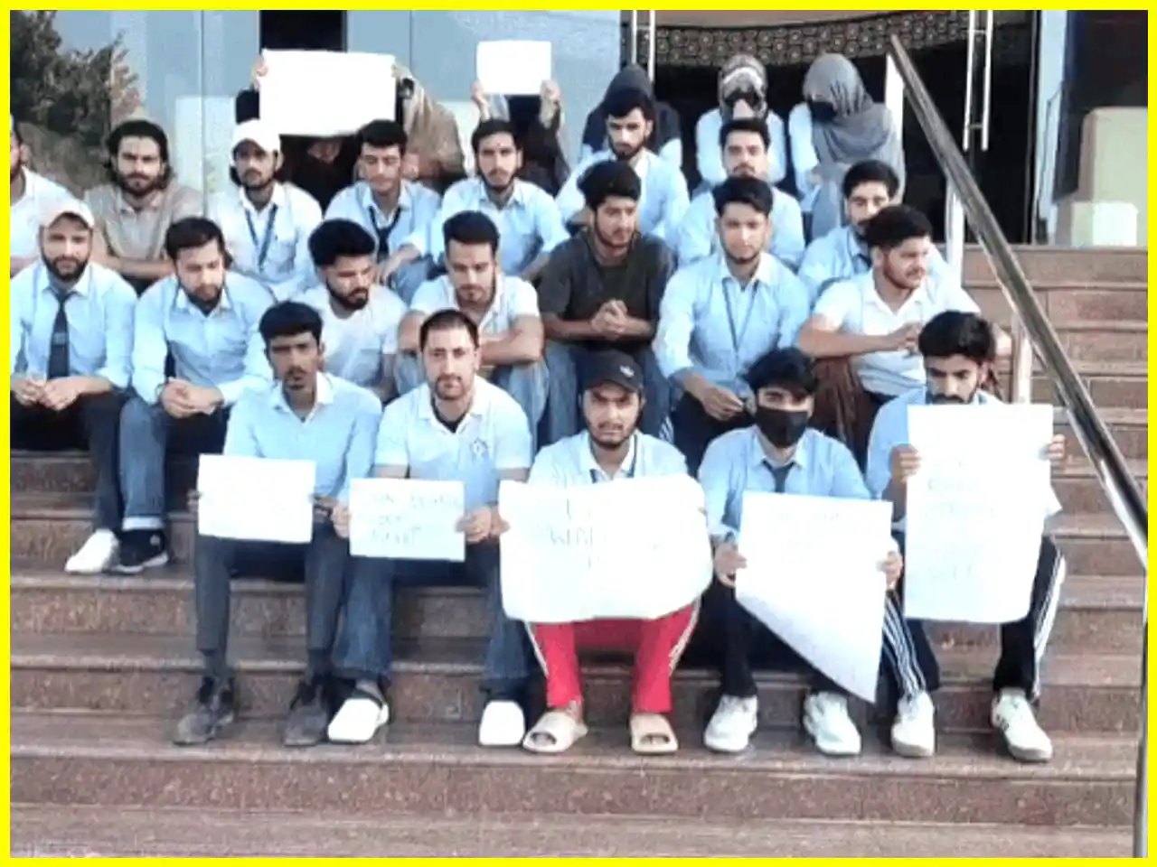 Kashmiri Students Protest at Mewar University