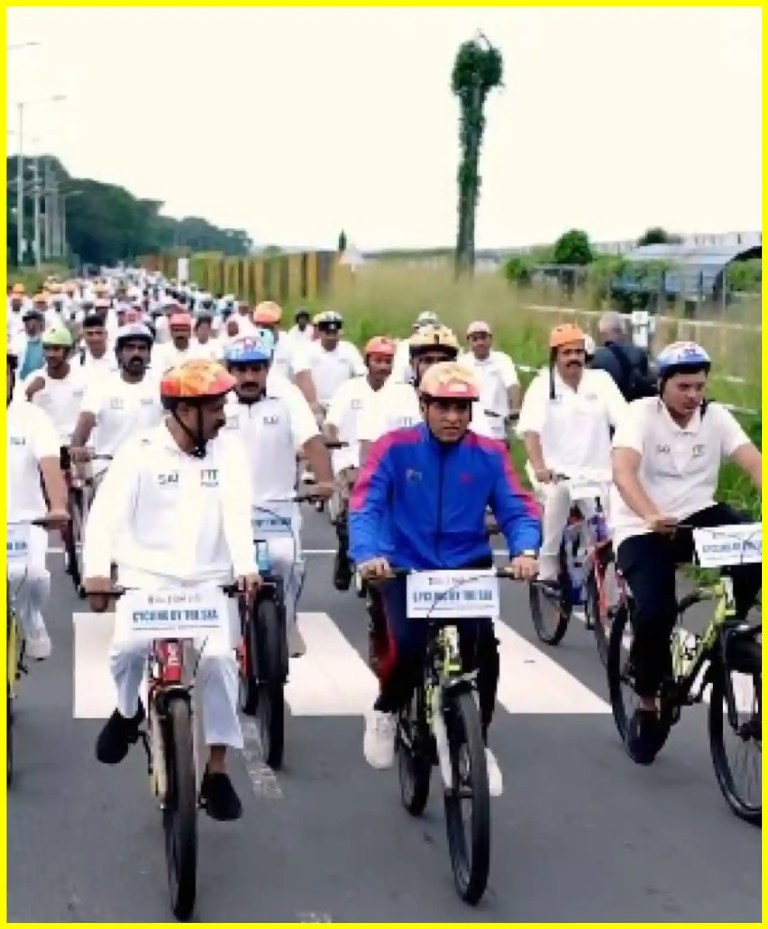 Minister Mansukh Mandaviya Joins Cycling by the Sea Event