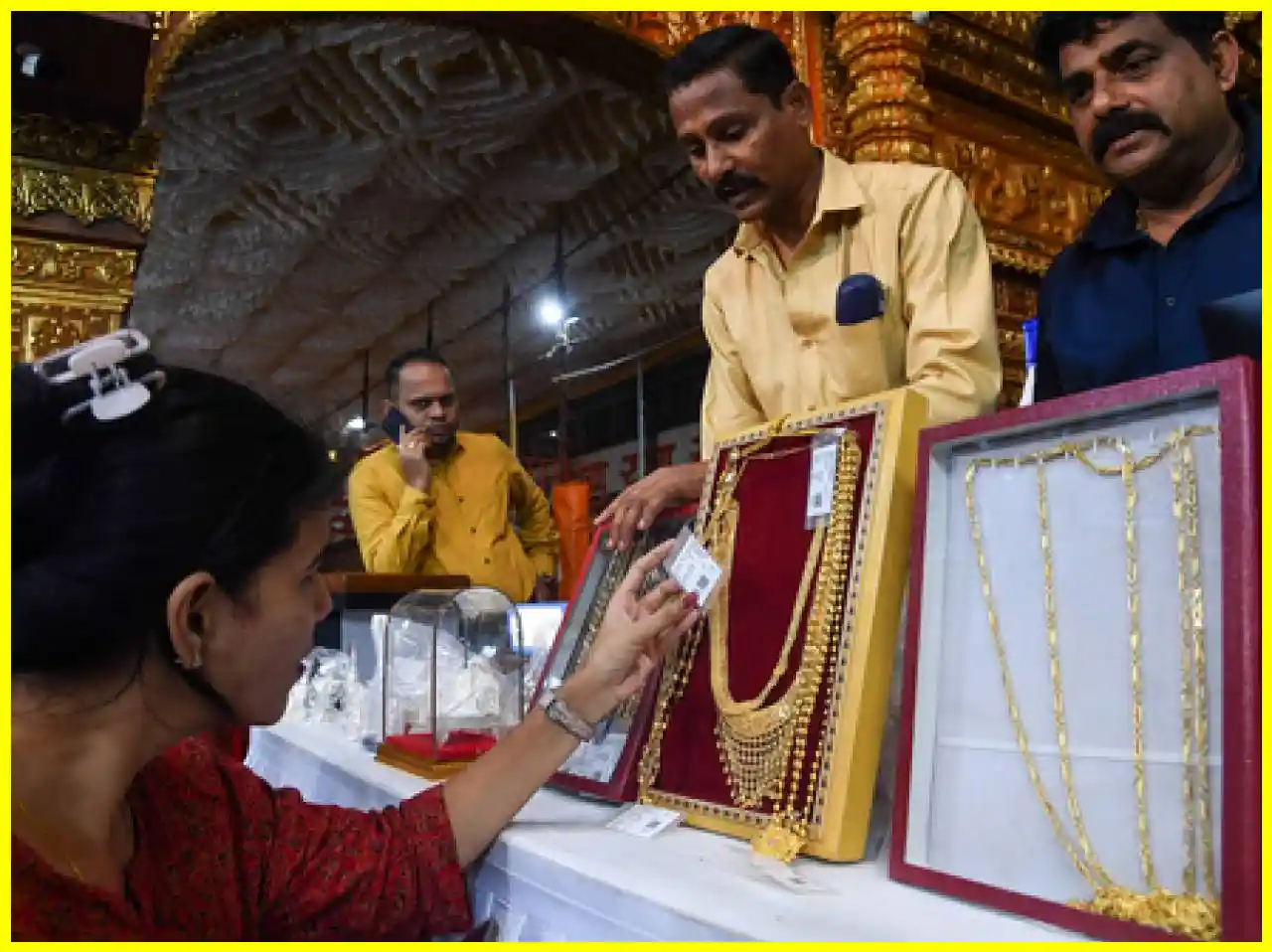 Gold Prices Surge Over ₹2,000 This Week, Silver Crosses ₹2.2 Lakh