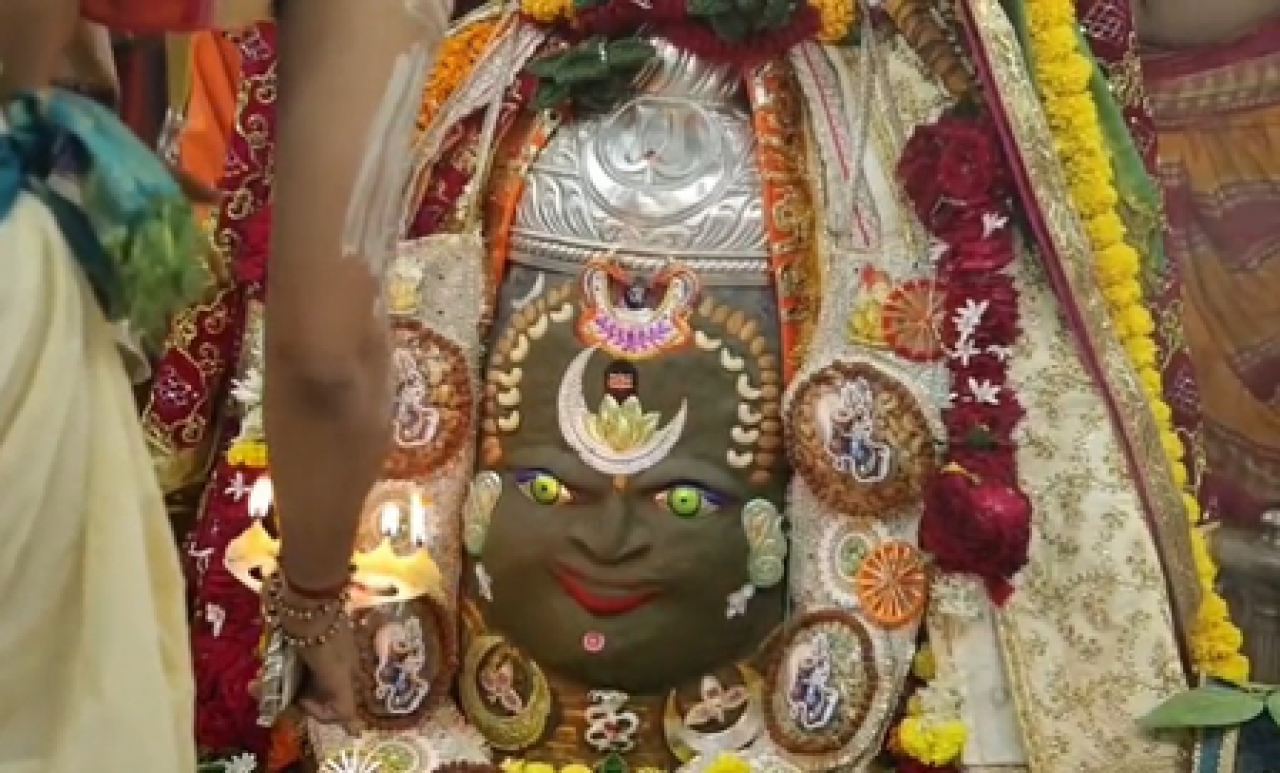 Grand Decoration of Baba Mahakal Draws Devotees for Bhasma Aarti