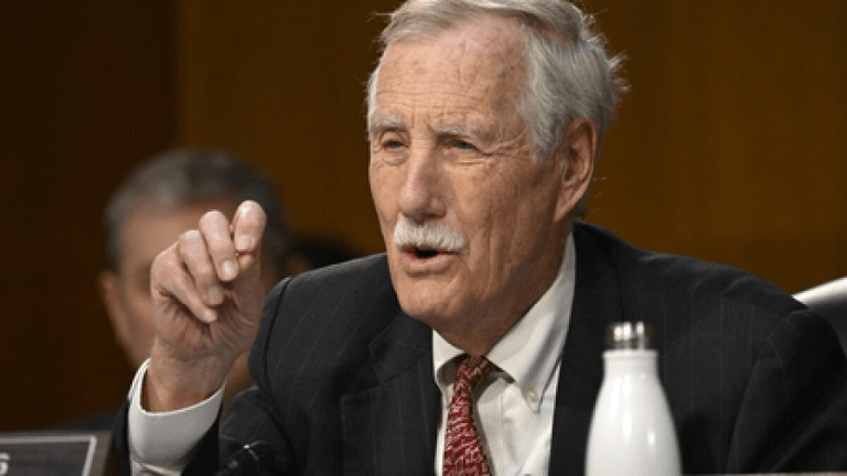 US Senators Urge Action on Student Visa Delays