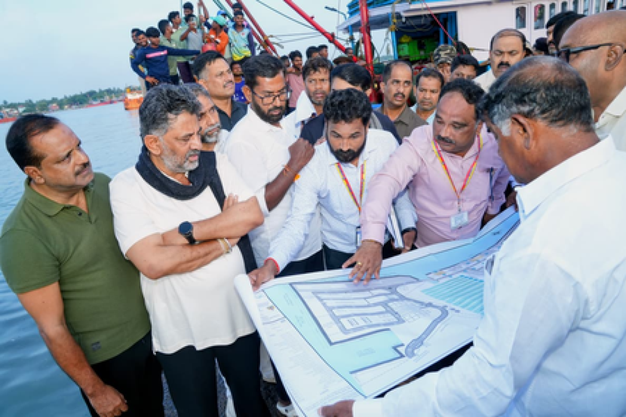 CM DK Shivakumar Visits Mangaluru Port, Addresses Fishermens Concerns