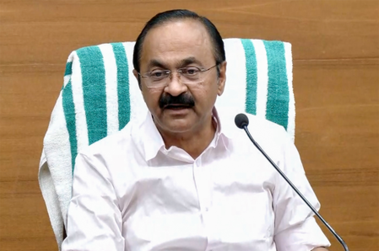 Kerala CM Praises Students Invitation to Traditional Onam Feast