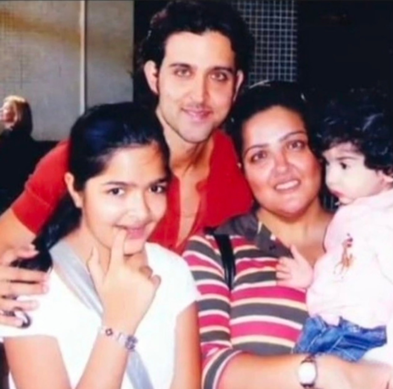 Sunaina Roshan Shares Nostalgic Family Photo with Kids