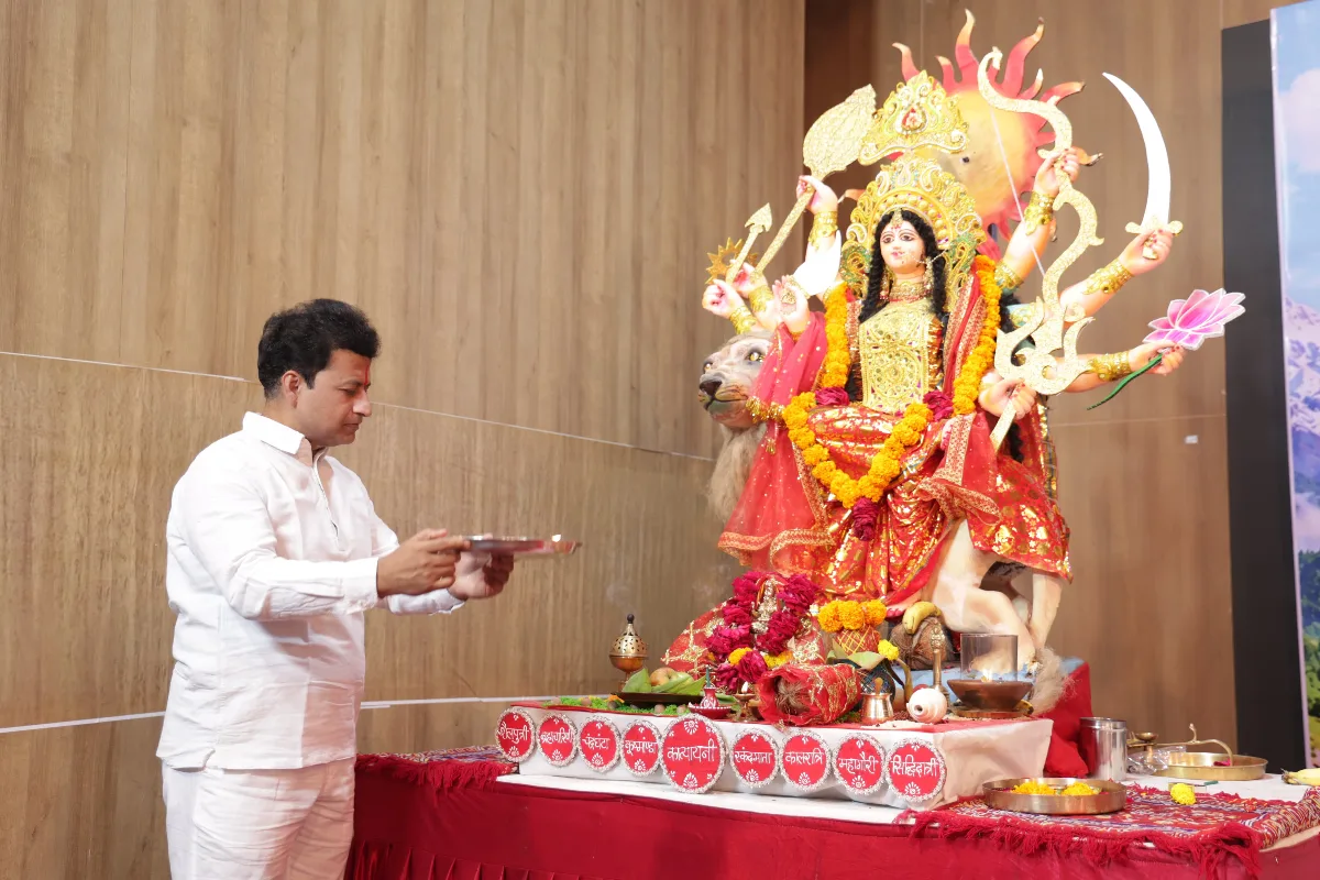 Navratri Discourse Highlights Service, Dedication and Equality Through Stories of Maa Kalaratri and Maa Saraswati