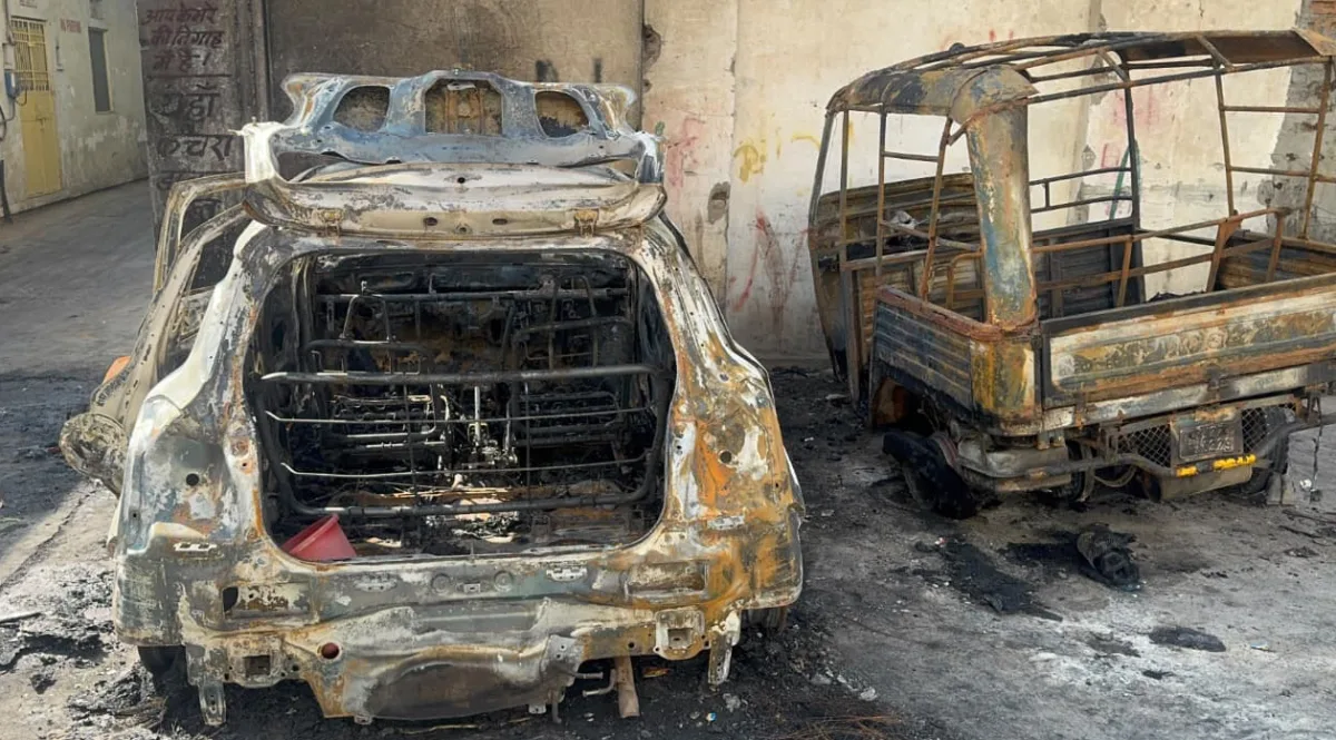 Swift Car and Auto-Rickshaw Burnt to Ashes in Early Morning Fire, Police Suspect Arson