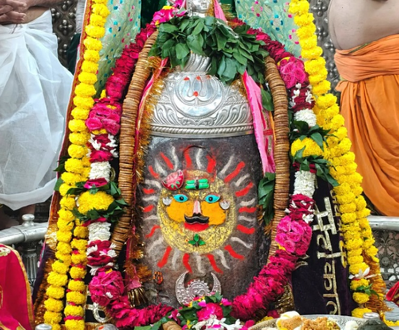 Devotees Gather for Grand Bhasma Aarti at Mahakaleshwar Temple