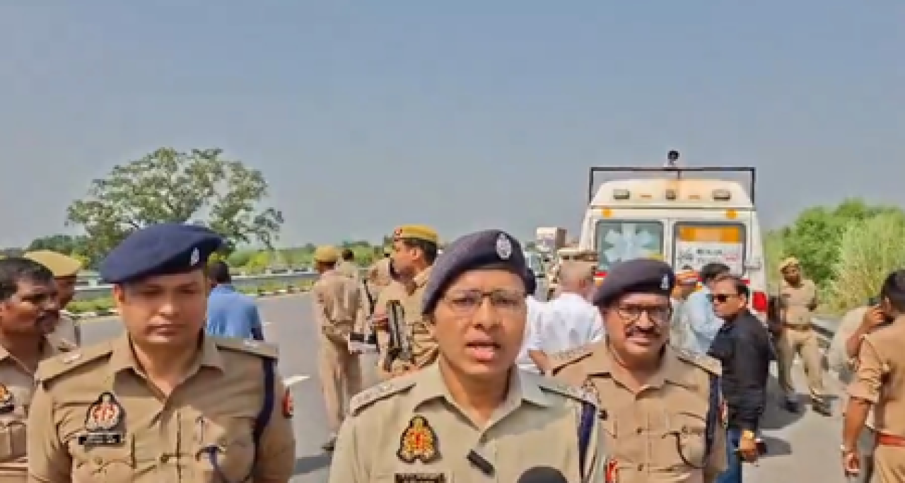 Tragic Accident on Purvanchal Expressway Claims Four Lives Tragic Accident on Purvanchal Expressway Claims Four Lives